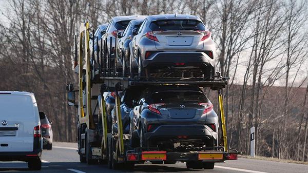 Былтыр Россиядагы жаңы унаалардын 49,8%ы Кыргызстан аркылуу кирген