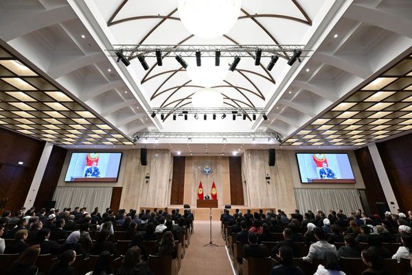 Президент жеңил өнөр-жай тармагынын көйгөйлөрүн чечүүнү тапшырды