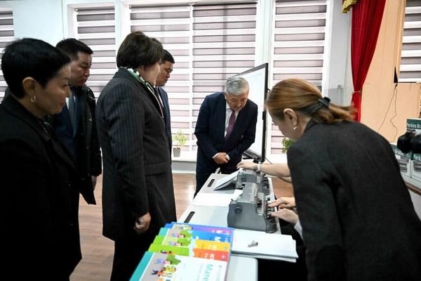 МинКаб көрүүсү начар балдар үчүн мектеп-интернатка 10 Брайль машинкасын тапшырды