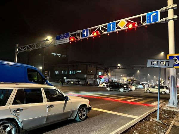 Бишкекте лазер жарыгы бар жол чырактар орнотулду