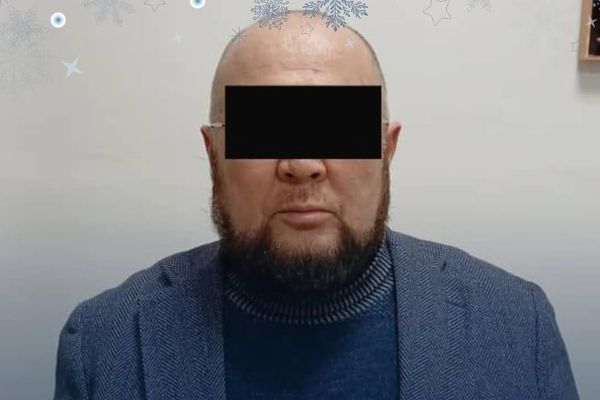 Алдамчылык фактысы жана үй-бүлөөлүк зомбулук менен шектелип, экс депутат кармалды