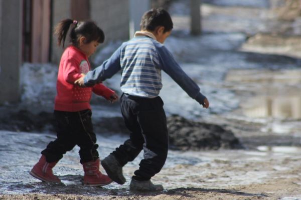 Кыргызстанда 950 миң бала жакырчылык деңгээлинде жашайт