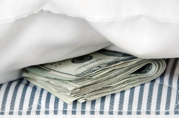 Кыргызстан калкынын колунда 300 млрд сомго чейин накталай акча бар