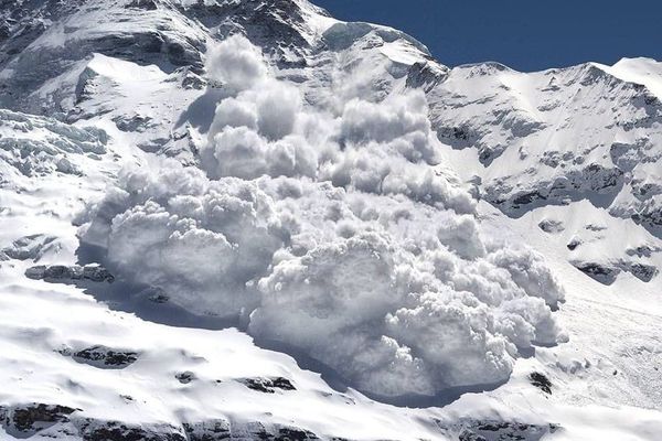 24 куткаруучу көчкү алдында калган жаранды  издөөгө чыкты