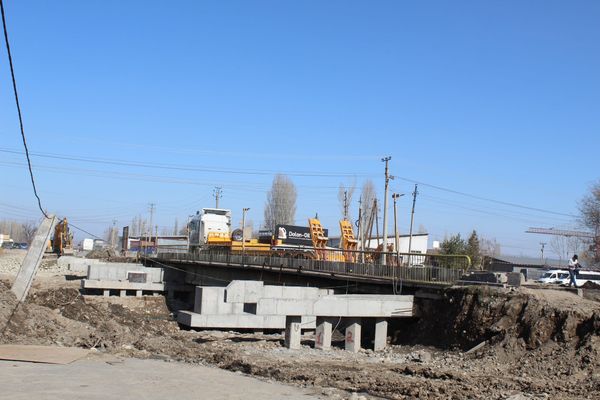Лебединовка–ГЭС-5 жолундагы көпүрө кеңейтилүүдө: кыймыл убактылуу чектелди