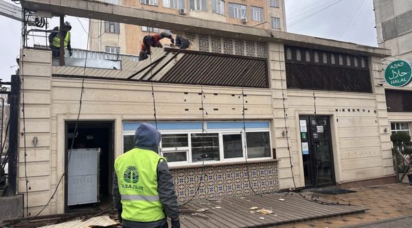 Бишкекте "Аль-Бухари" кафесинин бир бөлүгү демонтаждалууда