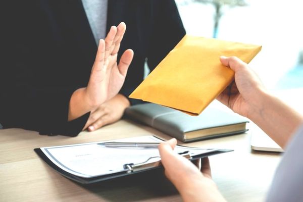 Коррупцияга каршы күрөш: жаңы мыйзам күчүнө кирет