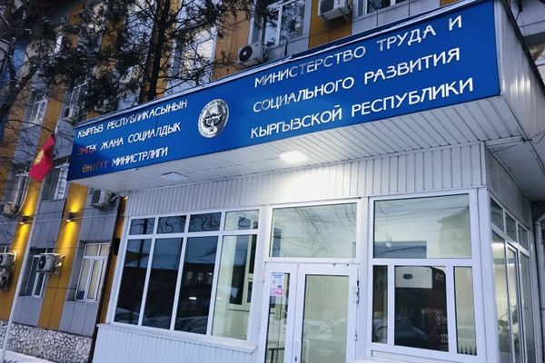 Эмгек, миграция министрлиги кыргызстандык жаранга 2 млн 174 сом өндүрүп берди