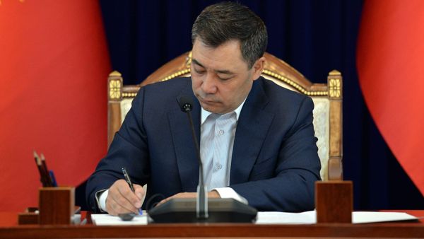 Президент "Кызмат" мамлекеттик ишканасын өзүн-өзү каржылоого өткөрдү