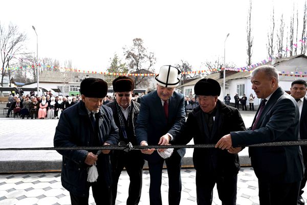 Адылбек Касымалиев Өзгөндөгү жаңы мектептин ачылышына катышты