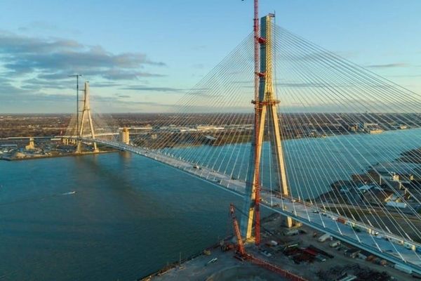 Дональд Трамп АКШ менен Канаданы бириктирген көпүрөнү бөгөттөөрүн билдирди