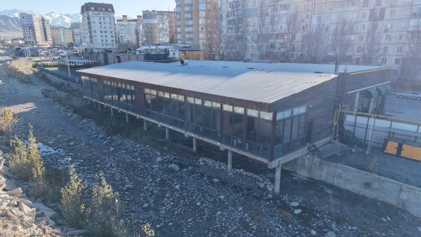 "Ориентал" кафесинин жанындагы курулуш демонтаждалат