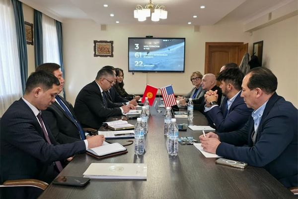 АКШ, Кыргызстан Макмал-Каракол темир жолун курууну талкуулады