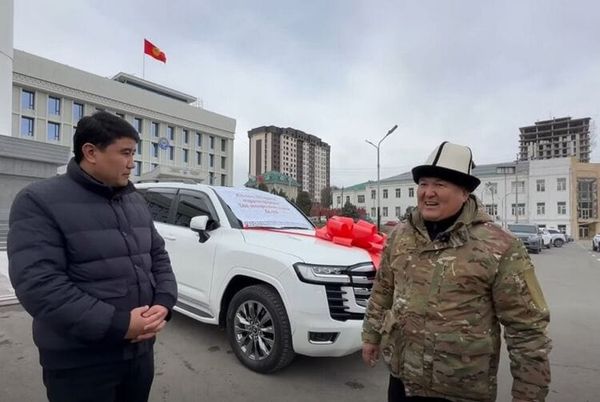 Ж.Токторбаев өзүнө белекке келген унааны мэрияга берди