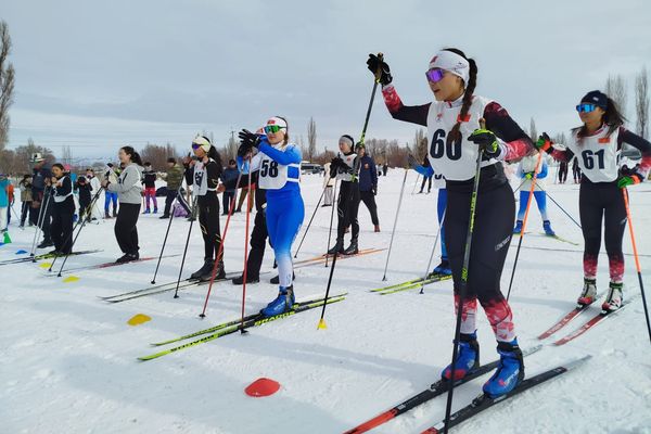 “Мен чемпион” республикалык кышкы жарышты Караколдук өспүрүмдөр жеңип алышты