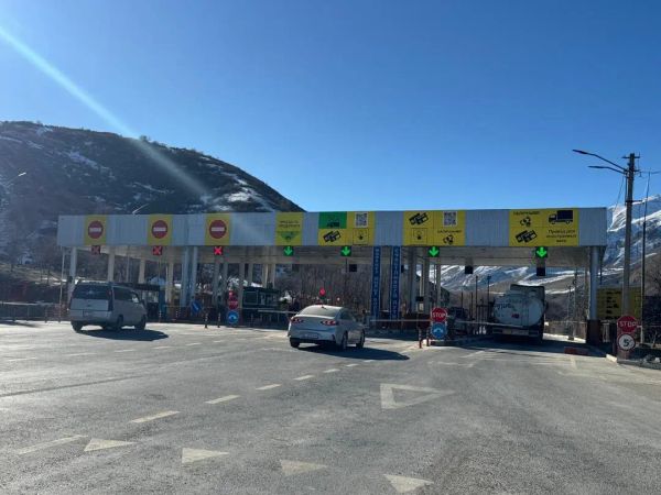 Кыргызстандын 2 өткөрмө пунктунда 2025-жылы накталай эмес төлөмдөн 300 млн сом чогулган