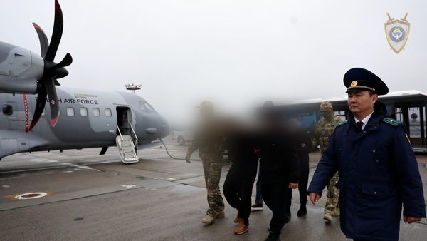 Кыргызстан эл аралык издөөдө жүргөн эки адамды Польшага өткөрүп берди