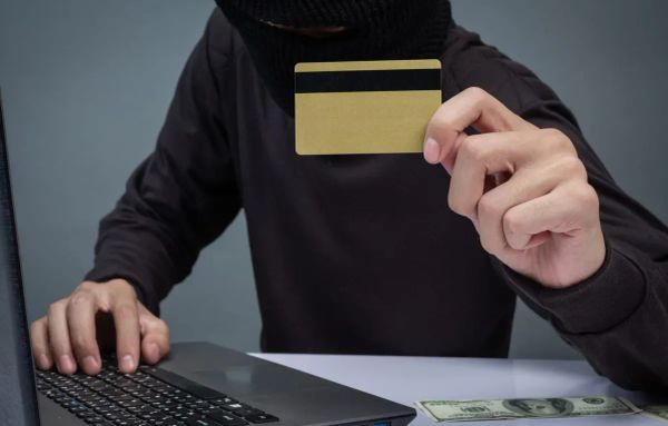 Чет өлкөдө коопсуз иштөө: шылуундардын тузагына түшпөңүз