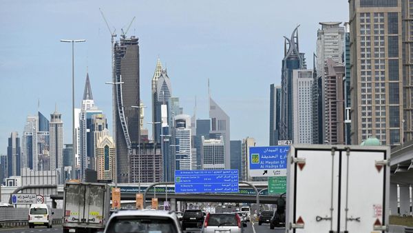 Оман аркылуу 5-мартта БАЭдеги 360 кыргызстандык мекенине келет