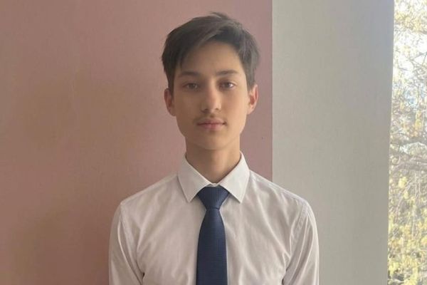 Бишкекте 7-класстын окуучусу Си программалоо тилинин кыргызча адаптациясын сунуштаганын