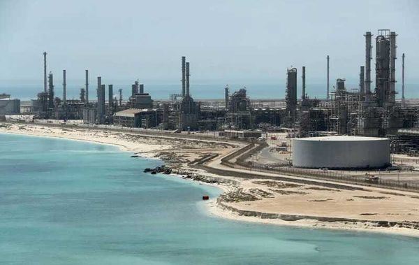 Дүйнөдөгү ири мунай заводу ишин жарым-жартылай токтотту