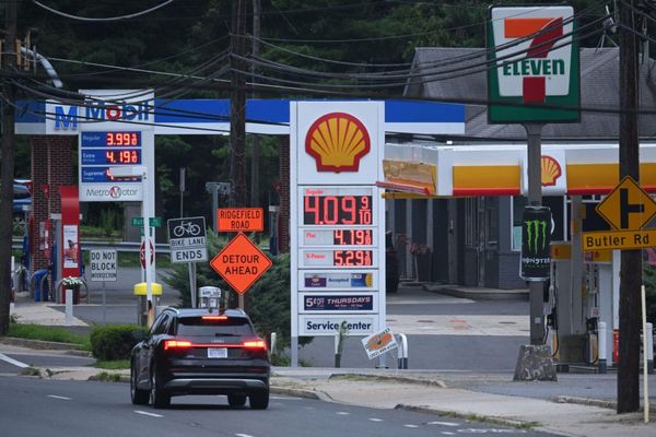 АКШда бензин 23,5%га кымбаттады