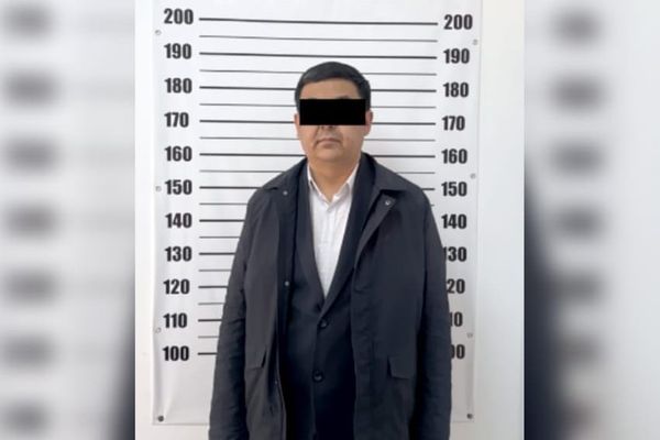 Нарында мектеп директорлорунан акча талап кылган чиновниктер кармалды