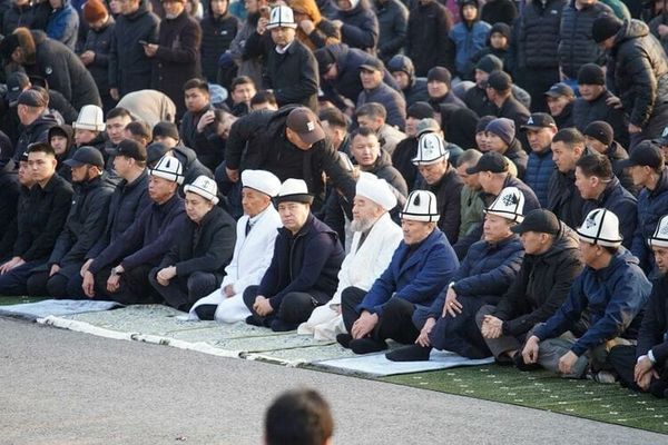 Бишкектеги Орозо айт майрамына карата айт намазына 30 миңден ашуун адам чогулду