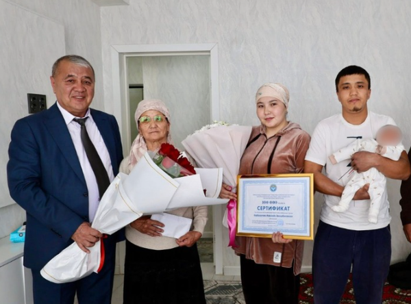 Оштогу үч эм төрөгөн энеге 100 миң сом белек берилди