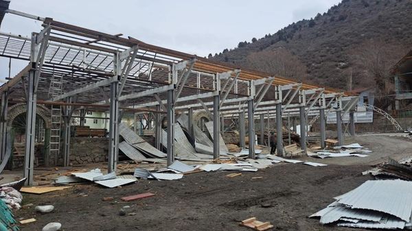 Оштогу суу коргоо зонасындагы мыйзамсыз курулуштар буздурулууда