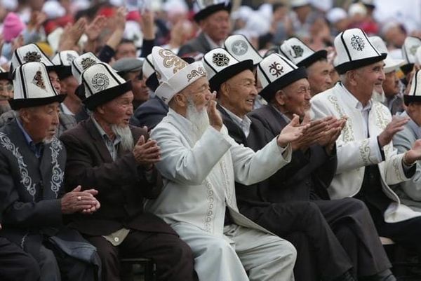 Президенти Садыр Жапаров кыргызстандыктарды Аталар күнү менен куттуктады