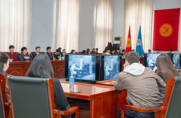 Оливер Стоундун “Атом” даректүү тасмасы Кыргызстандын энергетикасынын келечеги тууралуу талкууну жаратты