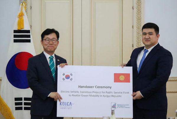 KOICA Кыргызстанга он даана Hyundai электромобилин тапшырды