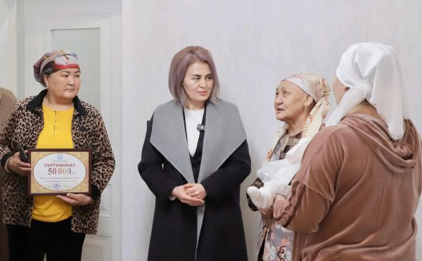 Ош шаарындагы үч эмдин ата-энесине шаар мэри 50 миң сом берди