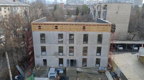 А.Касымалиев 4 күндө тургузулган имараттын өзгөчөлүгү менен таанышты