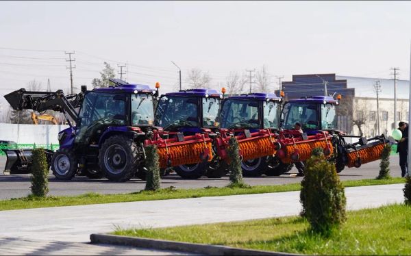 Манас шаарынын "Тазалык" ишканасына 4 трактор тапшырылды