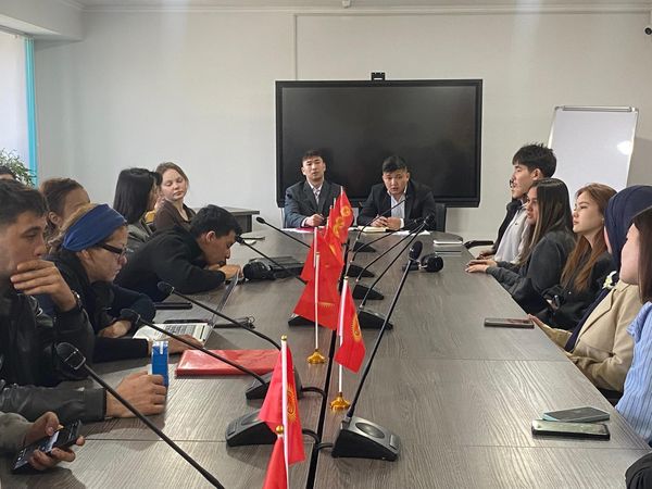 Монополияга каршы жөнгө салуу кызматы керектөөчүлөрдүн укуктары тууралуу сабак өтүштү