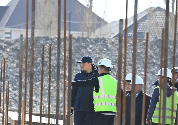 Бишкекте 20 жаңы мектеп: министр курулуш жүрүп жаткан объекттерди текшерди