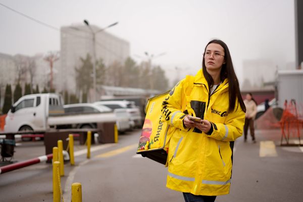 «Сиз чын эле курьерсизби?» Наабайчылыкты тамак жеткирүү иши менен алмаштырган бишкектик кыздын баяны