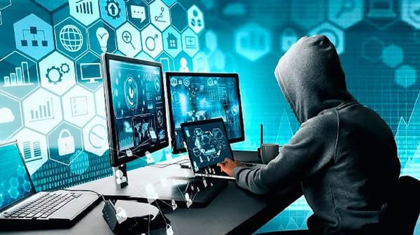 Кыргызстанда 2025-жылы интернет шылуундар 826,4 млн сомду алдап алышкан