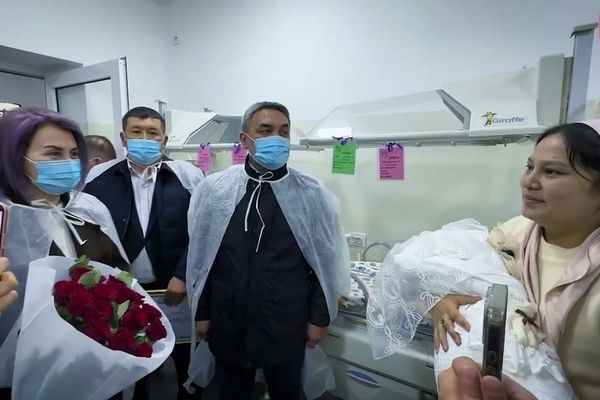 Ош шаарында төрт эм төрөлгөн үй-бүлөгө батир белекке берилди