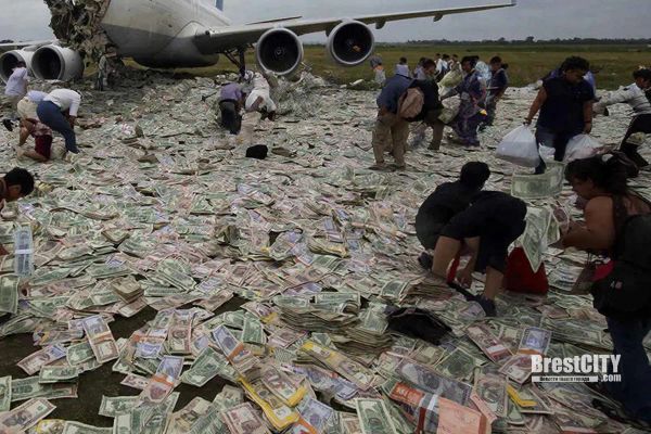 Боливияда акча ташыган учак кулап, эл аларды талап кетүүгө аракет кылышты