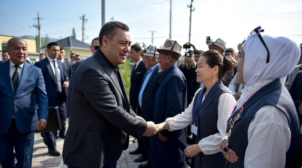 Садыр Жапаров Аравандагы жаңы мектептин ачылышына катышты