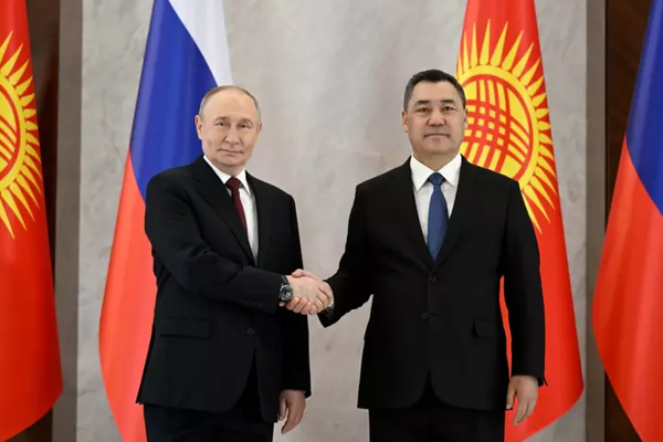 Садыр Жапаров Владимир Путин менен жолугат