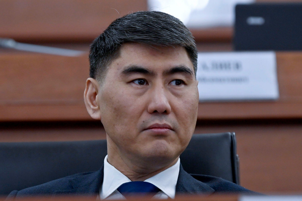 Чыңгыз Айдарбеков талапкерликтен баш тартты