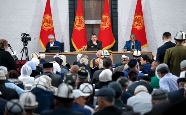 "Келечек" базарындагы ишкер президент С.Жапаровго коррупция боюнча даттанды