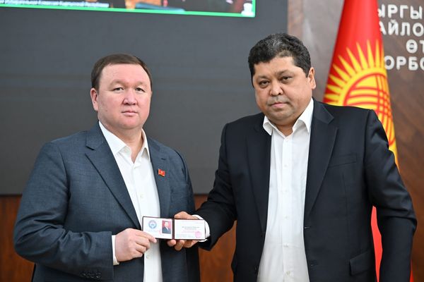 Мирлан Жээнчороевге мандат тапшырылды