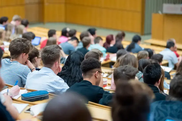 Студенттер калтырган сабактар төлөмүнүн кымбаттыгына нааразы