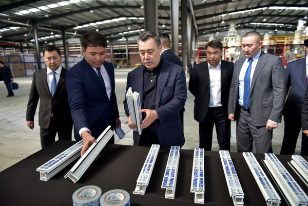 Садыр Жапаров Ошто “Эл Пласт” ишканасынын ишмердүүлүгү менен таанышты