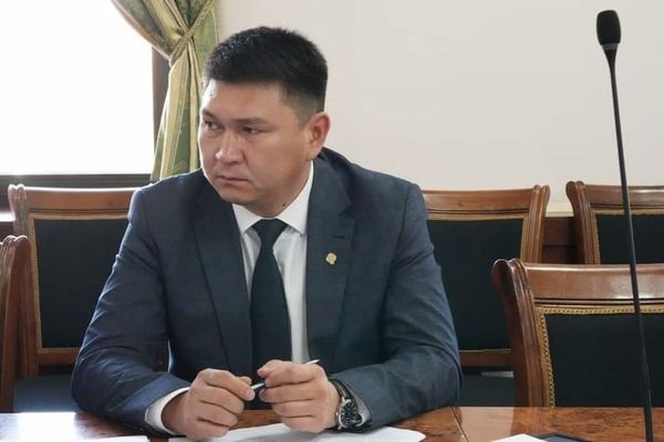 Финансылык мыйзам бузуу боюнча камалган Улан Уезбаев үй камагына чыгарылды